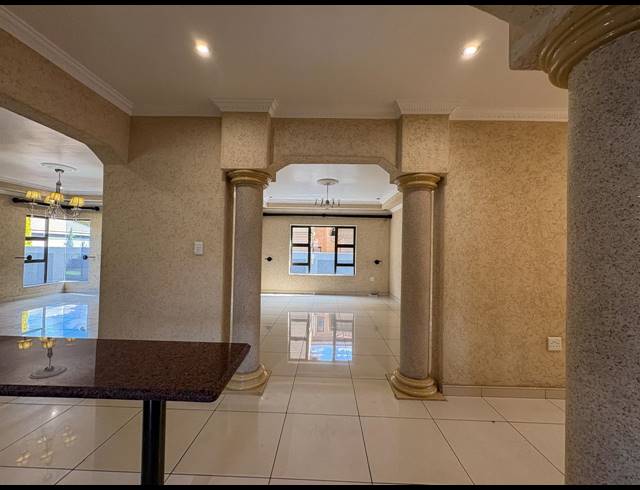 5 BEDROOM HOUSE FOR SALE IN HELDERWYK
